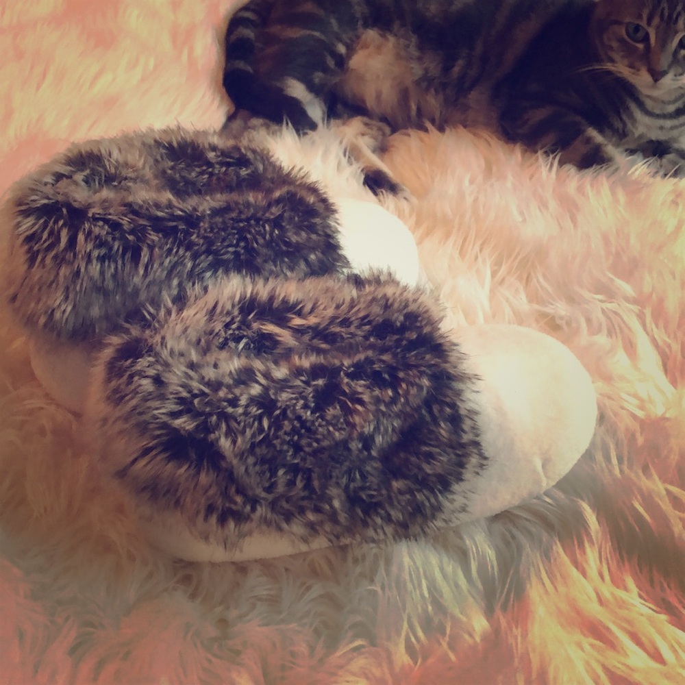 Pottery barn faux fur slippers